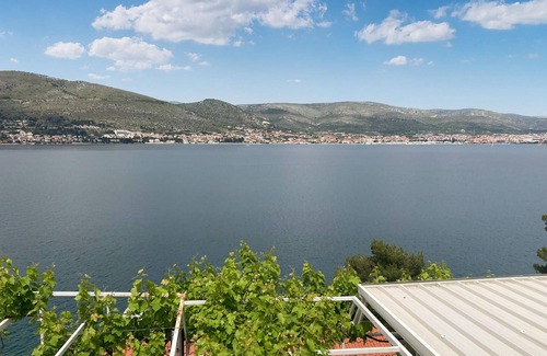 Okrug Donji House | Unwind on the Beautiful Island with Oceanfront Views