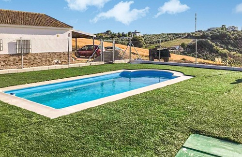 Olvera House | Spacious 5-Bedroom Retreat with Lake View in Olvera