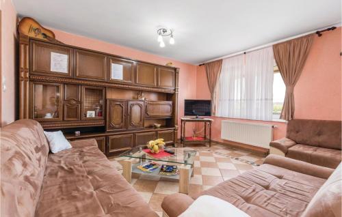 Karlovac House | Comfortable Home in Ozalj with Pool and Kitchen Access