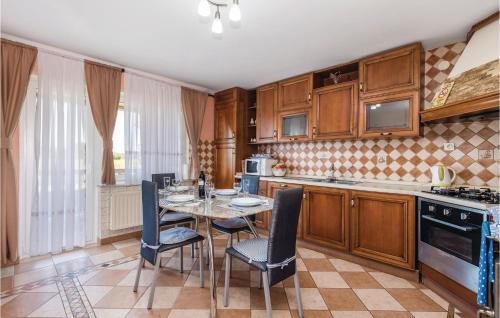 Karlovac House | Comfortable Home in Ozalj with Pool and Kitchen Access
