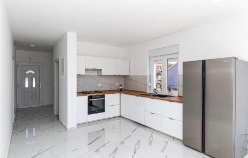 Primorski Dolac House | Elegant Home In Primorski Dolac with Pool and Wifi
