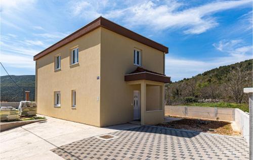 Primorski Dolac House | Elegant Home In Primorski Dolac with Pool and Wifi