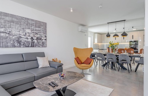 Plano House | Spacious 6 Bedroom Accommodation with Ocean Views in Plano