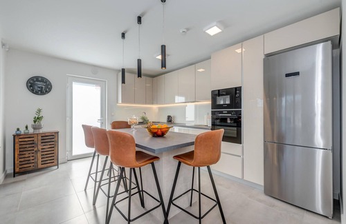 Plano House | Spacious 6 Bedroom Accommodation with Ocean Views in Plano