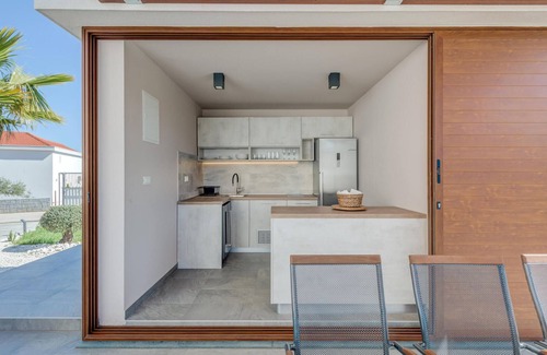 Plano House | Spacious 6 Bedroom Accommodation with Ocean Views in Plano