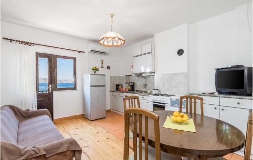 Prizna House | Ideal Home in Prizna with Wifi and Child-Friendly Amenities