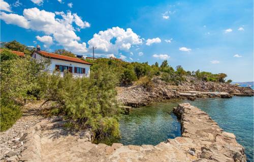 Prizna House | Ideal Home in Prizna with Wifi and Child-Friendly Amenities