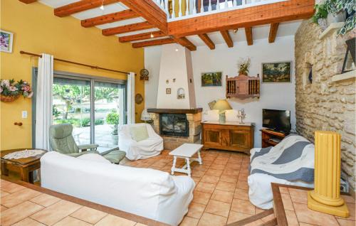 Pujaut House | Comfortable Home in Pujaut with Kitchen and Hot Tub