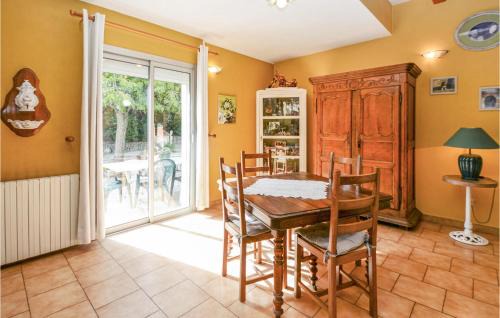 Pujaut House | Comfortable Home in Pujaut with Kitchen and Hot Tub