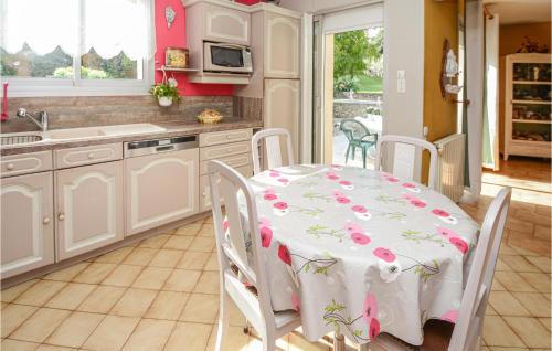 Pujaut House | Comfortable Home in Pujaut with Kitchen and Hot Tub