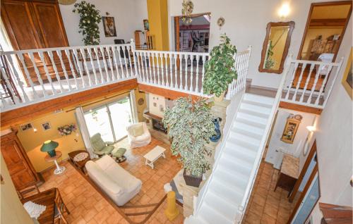 Pujaut House | Comfortable Home in Pujaut with Kitchen and Hot Tub