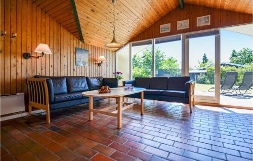 Ronde House | Cozy Retreat in Rnde with Free Wifi for Families
