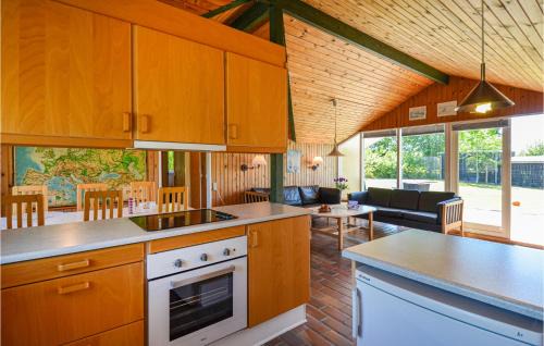 Ronde House | Cozy Retreat in Rnde with Free Wifi for Families