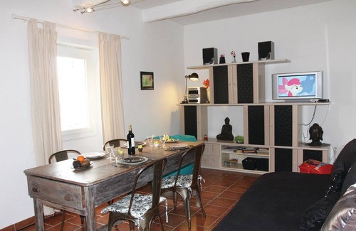 Reillanne House | Cozy 1 Bedroom Retreat in Reillanne with Lake View