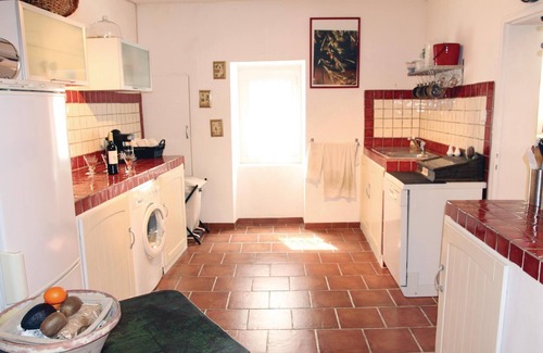 Reillanne House | Cozy 1 Bedroom Retreat in Reillanne with Lake View