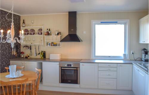 Utaker House | Cozy Home In Sknevik With Kitchen & Pet-Friendly Amenities