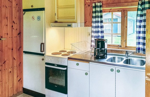Syssleback House | Cozy Cottage Retreat with Lake View in Sysslebäcks Stugby