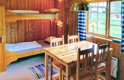 Syssleback House | Cozy Cottage Retreat with Lake View in Sysslebäcks Stugby