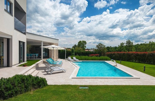 Kringa House | Family-Friendly 4 Bedroom Retreat in Tinjan with Pool & Spa