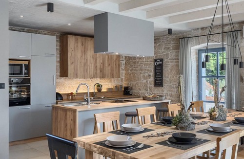 Brecevici House | Spacious 4 Bedroom Accommodation with Pool in Tinjan