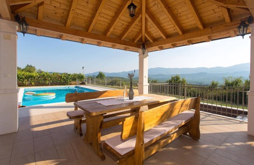 Caporice House | Idyllic Holiday House with Pool Surrounded by Vineyards