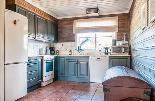 Mælem House | Charming Cottage Retreat with Lake View in Trysil
