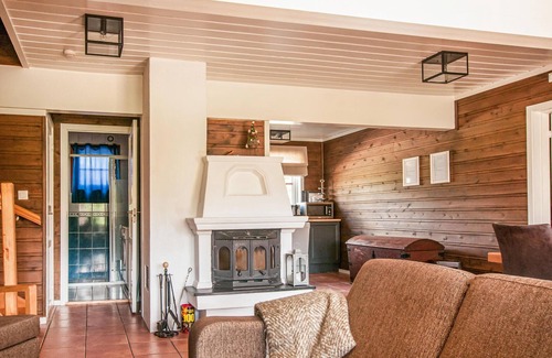 Mælem House | Charming Cottage Retreat with Lake View in Trysil