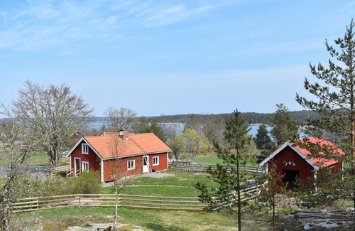 Soderkoping Municipality House | Discover the Cozy Cottage in Valdemarsvik with Lake View