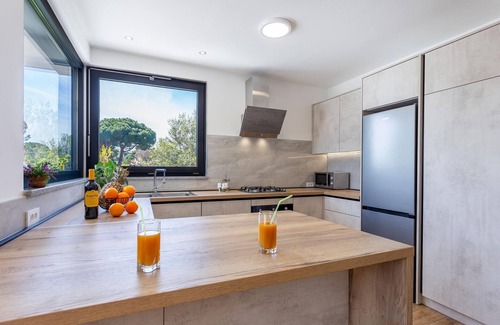 Valbandon House | Ideal 3 Bedroom Retreat with Pool in Valbandon