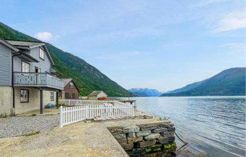Djønno House | Cozy Home in Vallavik with Oceanfront Views & Wifi