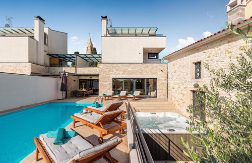 Valtura House | Spacious 4-Bedroom Retreat in Valtura with Oceanfront Views