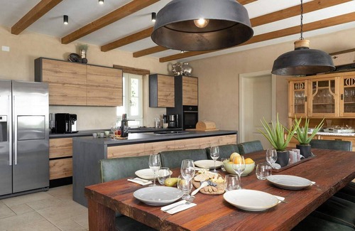 Rapavel House | Spacious 5-Bedroom Retreat with Private Pool in Visnjan