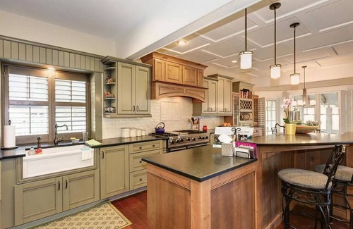 Eastport House | Inviting Retreat on the Eastport Peninsula with Pool & Breakfast
