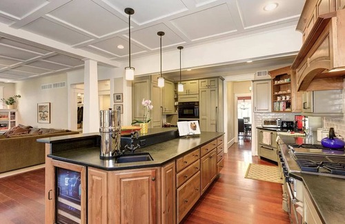 Eastport House | Inviting Retreat on the Eastport Peninsula with Pool & Breakfast