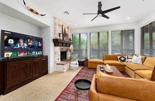 Dripping Springs House | Stunning Home with Outdoor Pool, HotTub and Yard