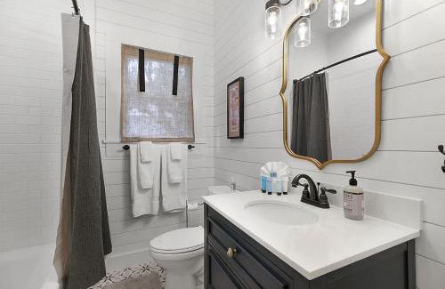 Fredericksburg House | Ideal Getaway with Hot Tub & Grill Near Main St!