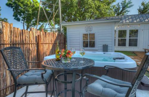 Fredericksburg House | Ideal Getaway with Hot Tub & Grill Near Main St!