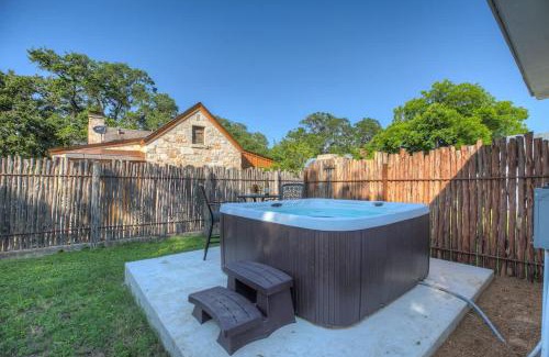 Fredericksburg House | Ideal Getaway with Hot Tub & Grill Near Main St!