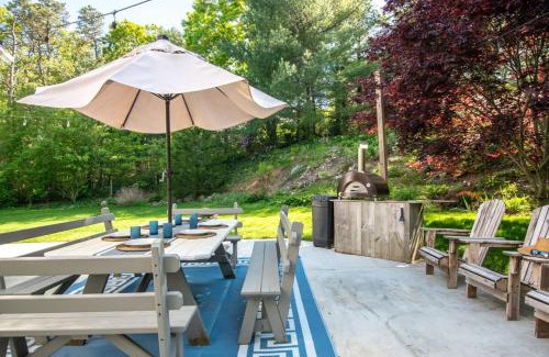 Brewster House | Pet-Friendly Retreat with Wet Bar for Family Fun