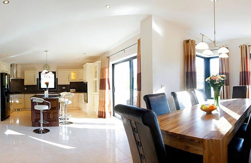 Waterville House | Inviting Retreat with Spa Overlooking Hogs Head Golf Course