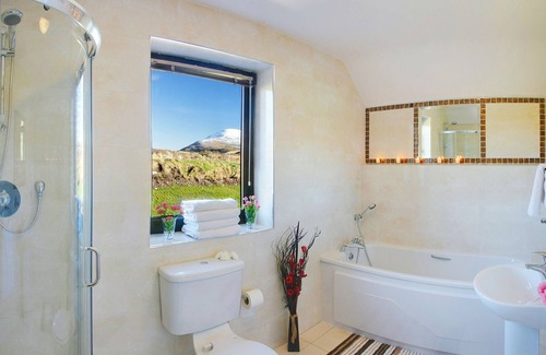 Waterville House | Inviting Retreat with Spa Overlooking Hogs Head Golf Course