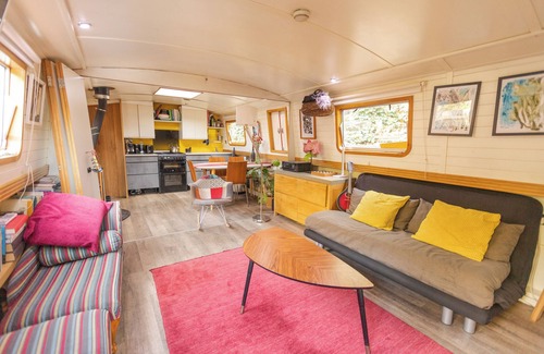 Angel Boat Rental | Elegant Houseboat Retreat on Private Mooring in Central London