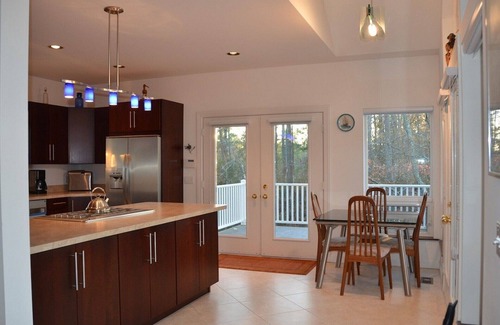Chincoteague House | Immaculate Coastal Retreat with Ocean Views and Breakfast