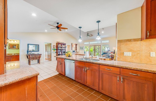 Holualoa House | Enchanting Island Retreat with Private Hot Tub & Ocean View
