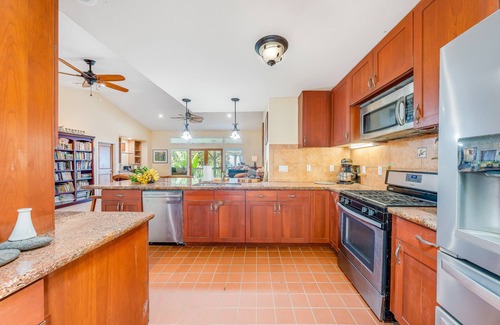 Holualoa House | Enchanting Island Retreat with Private Hot Tub & Ocean View
