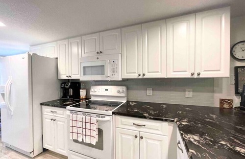 White Marsh Apartment | Cozy King APT with Pool, Ocean View & Beach Access