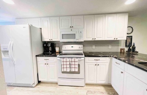 White Marsh Apartment | Cozy King APT with Pool, Ocean View & Beach Access
