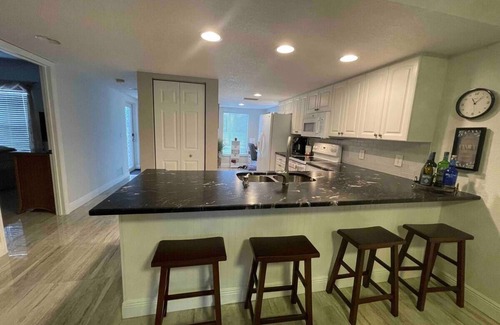 White Marsh Apartment | Cozy King APT with Pool, Ocean View & Beach Access