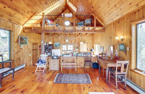 Athens House | Serene Getaway with Lake Views and Family-Friendly Amenities