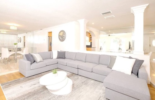 Pembroke Pines Villa | Beautiful Lake-Front Villa with Pool and Spa Amenities